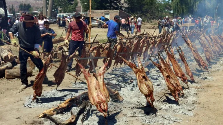 los-chivos-al-asador-el-baile-y-la-musica-local-representan-la-identidad-un-fiesta-que-se-consolida-los-anos.jpg