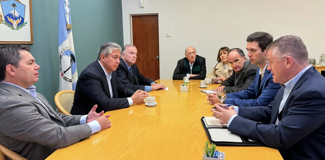 web-Figueroa-con-dirigentes-de-la-Camara-de-Servicios-Petroleros-43