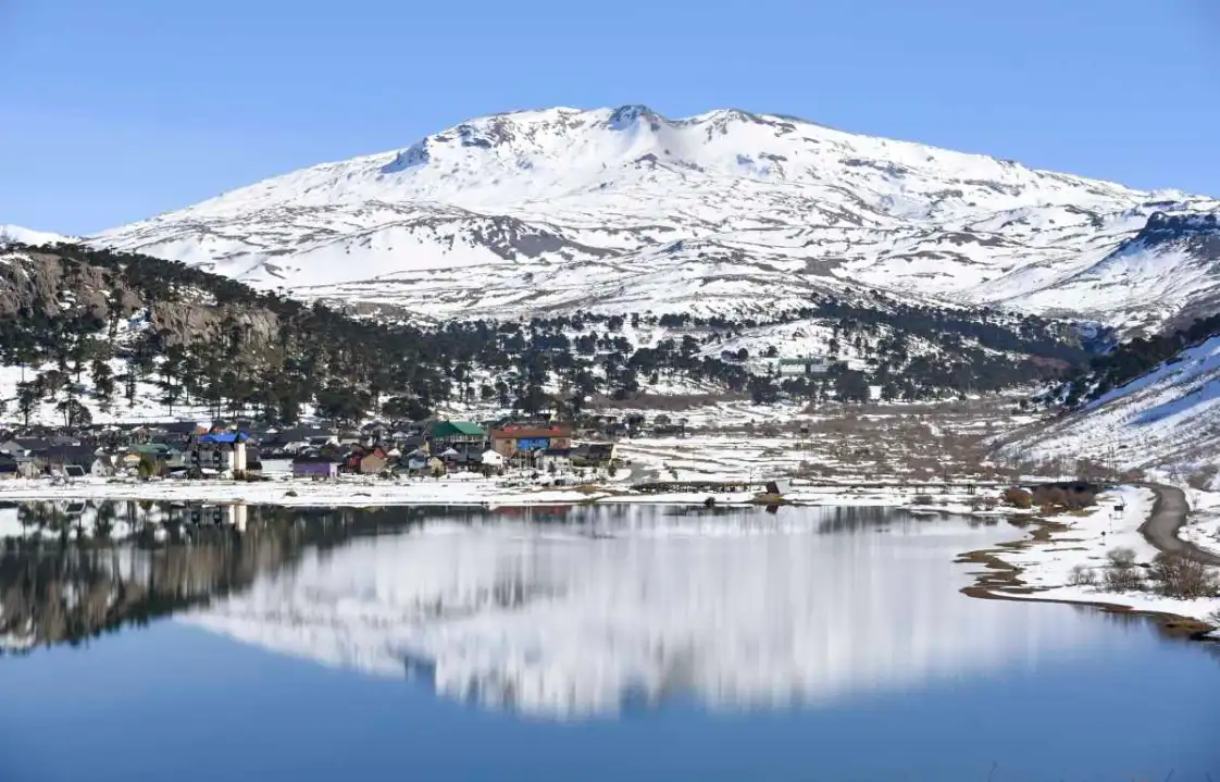 Reflejo-de-la-ciudad-en-el-espejo-del-lago-caviahue-1.jpg