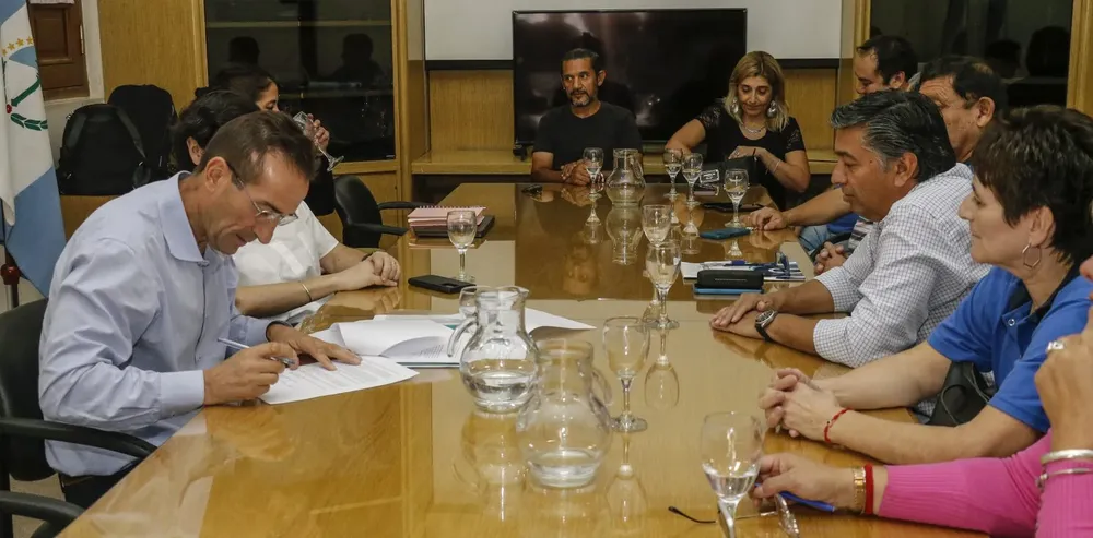 WEB-MINISTRO-TOVARES-FIRMA-CON-UPCN-8847-1536x758