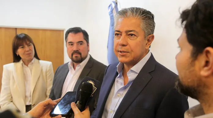 Web...Rolando-Figueroa-Firma-convenio-con-municipios7V0A0392-696x387