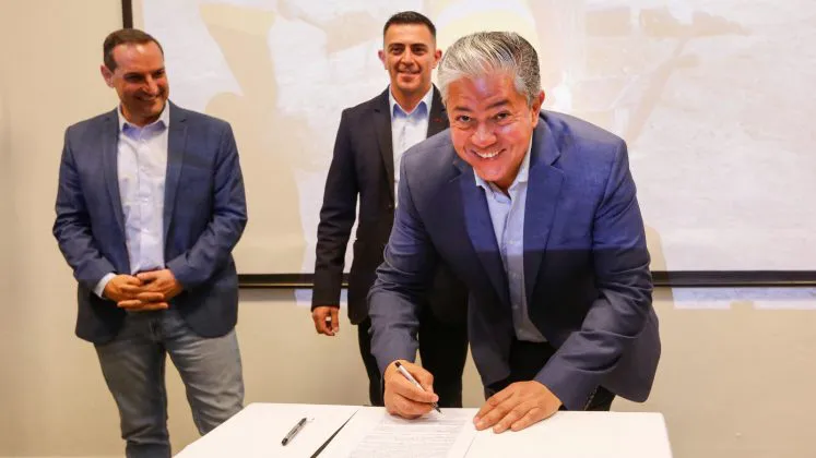 firma-de-convenios-en-Chos-Malal-8-747x420