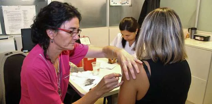 Web...Comenzó-la-Vacunación-Antigripal-2018-Vacunación-en-el-Cam_GRIPE-2-696x344