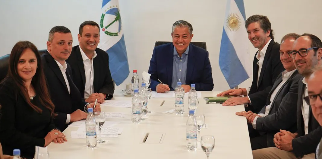 WEB-Firma-de-convenio-con-YPF-21-2-1068x527