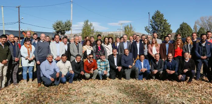 web-Reunion-de-regionalizacion-en-Chos-Malal_140103-696x344