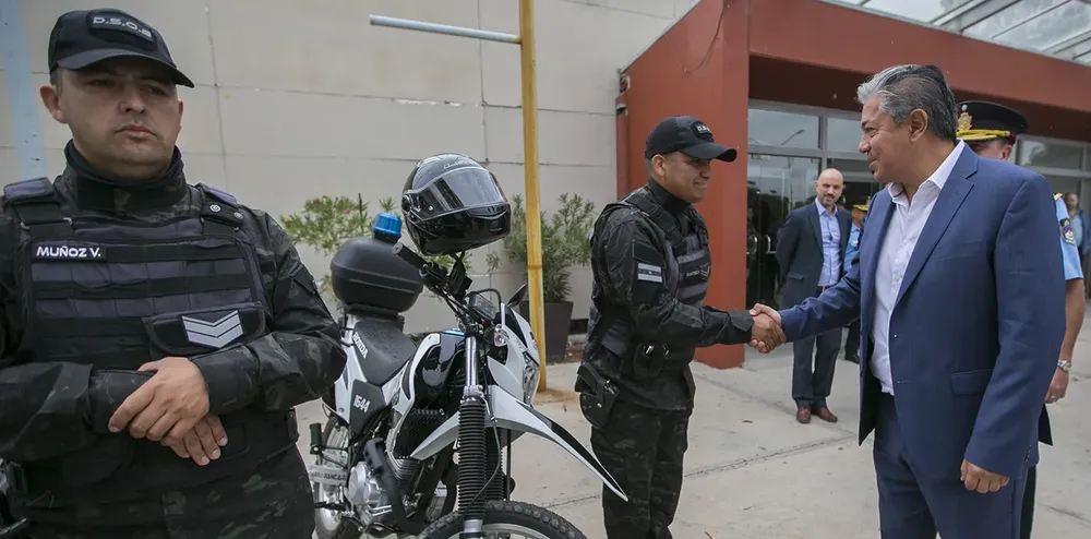 Entrega-de-Vehiculos-y-material-tecnologico-a-la-Policia_0609 (1)